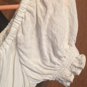 A cute white blouse with puffed sleeves !